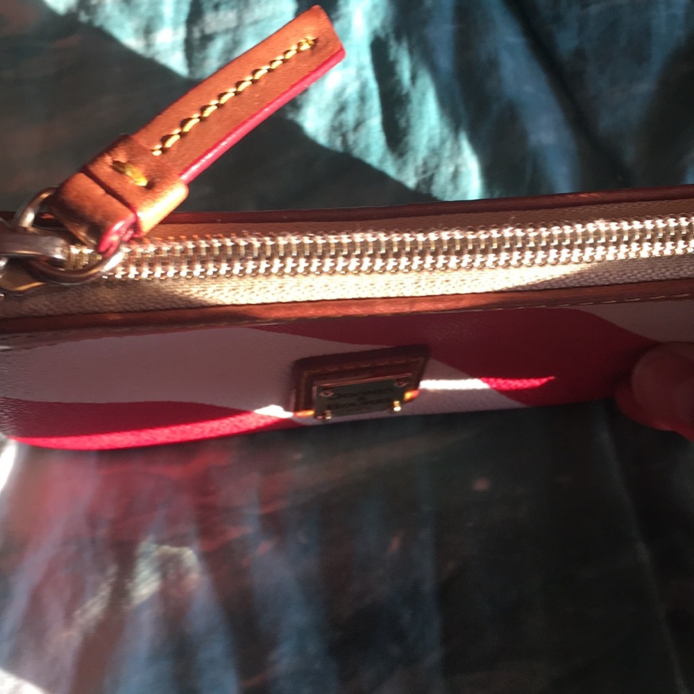 Dooney & Bourke red and creme coin/card holder. - Picture 4 of 7